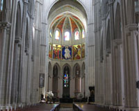 Nave central con altar al fondo