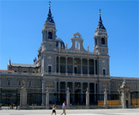 Fachada de la Catedral de la Almudena vista desde la Plaza Armería