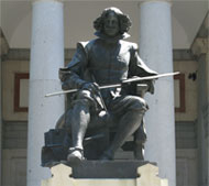 Estatua de Velazquez en la puerta del museo